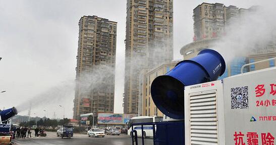 雾炮车上路扛霾图2